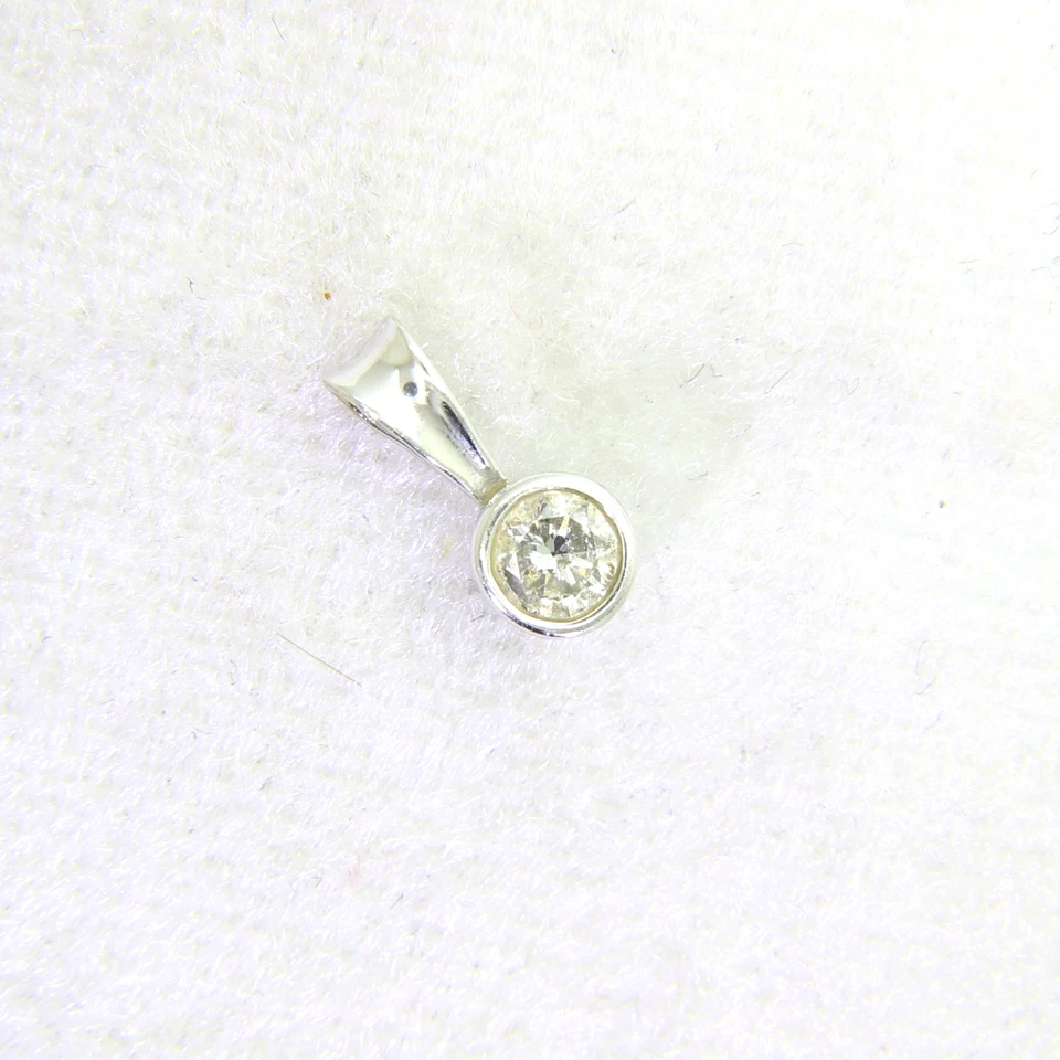 Colgante de diamantes de oro blanco de 9 quilates de 0,25 quilates Foto 3 de 4