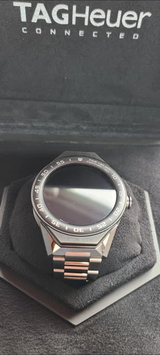 TAG HEUER Connected Modular 45 con cinturino in titanio SBF8A8001