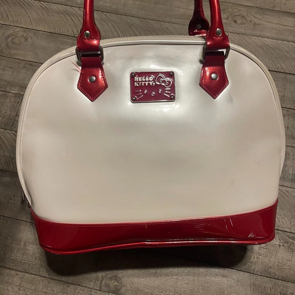 Bolso Loungefly Sanrio Hello Kitty 2012 grande abovedado rojo/blanco Foto 4 de 4