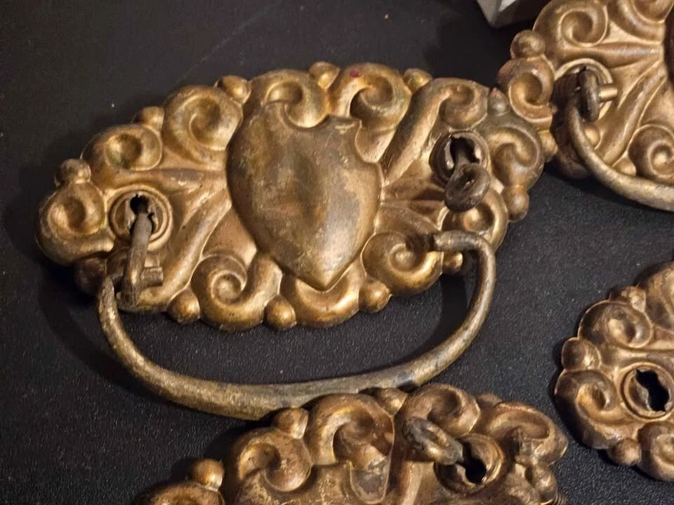 Lote de tiradores de cajón antiguos ornamentados de latón en relieve Foto 3 de 4