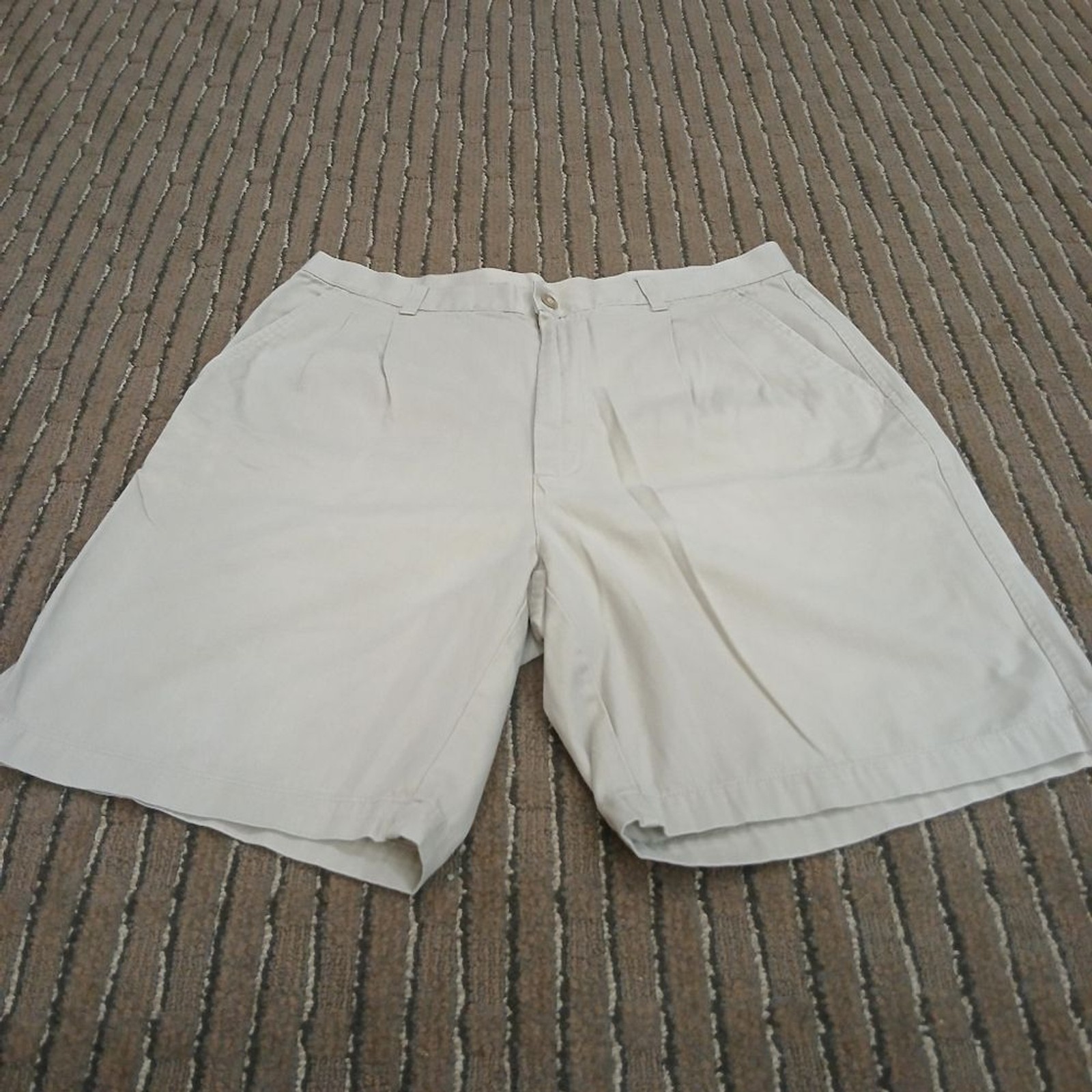 Nike Flat Front Tan Chino Shorts Men's Size 34 Golf Outdoors Hiking Beach Summer