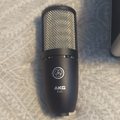 AKG P220 Large-Diaphragm Cardioid Condenser XLR Mic 155dB -20dB Case