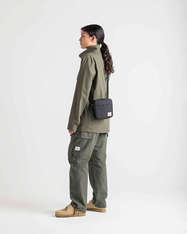 Herschel Classic Crossbody Bag Unisex Zip Closure with Prusik Cord Pull - Black 4390₽