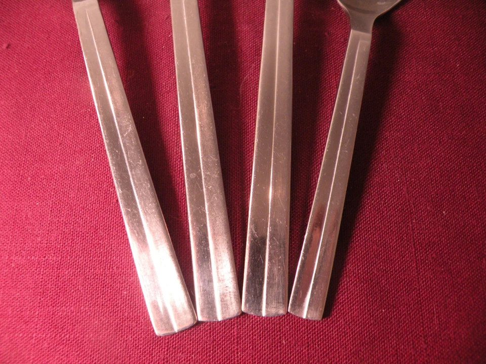 Retroneu CENTER STAGE STAINLESS 3 Place Oval Soup Spoons & 1 Teaspoon - Image 4 of 4