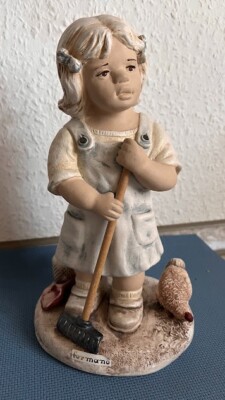Alice Figur - Mädchen mit Besen  Vintage / Retro