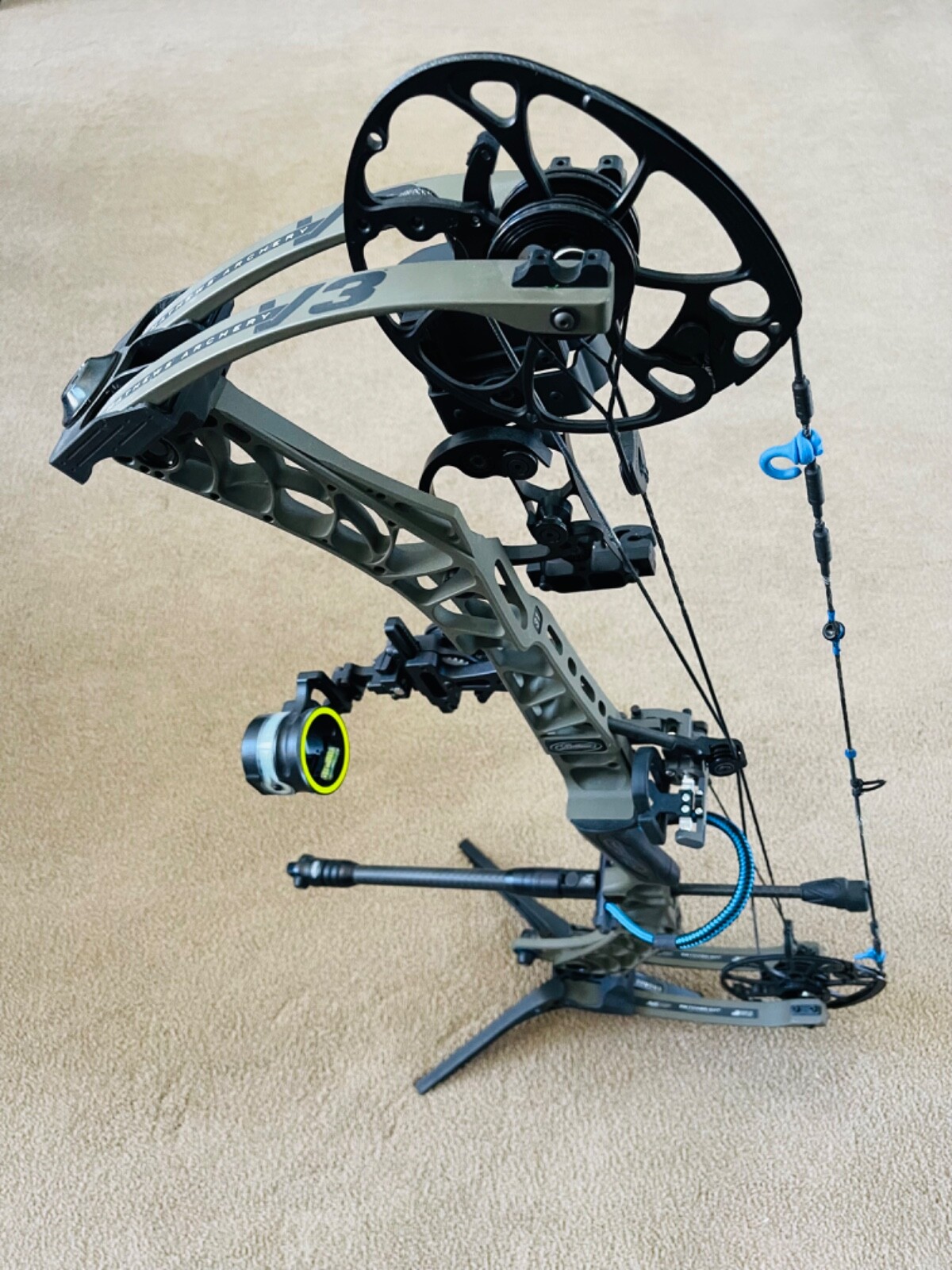 Matthews V3 31” Hamskea Rest, Matthews Stabilizer, Stand, Quiver & Case