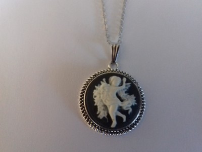 Collier Pendentif Style Camée - Femme à L'oiseau, Résine écru, Neuf Sans Emballage