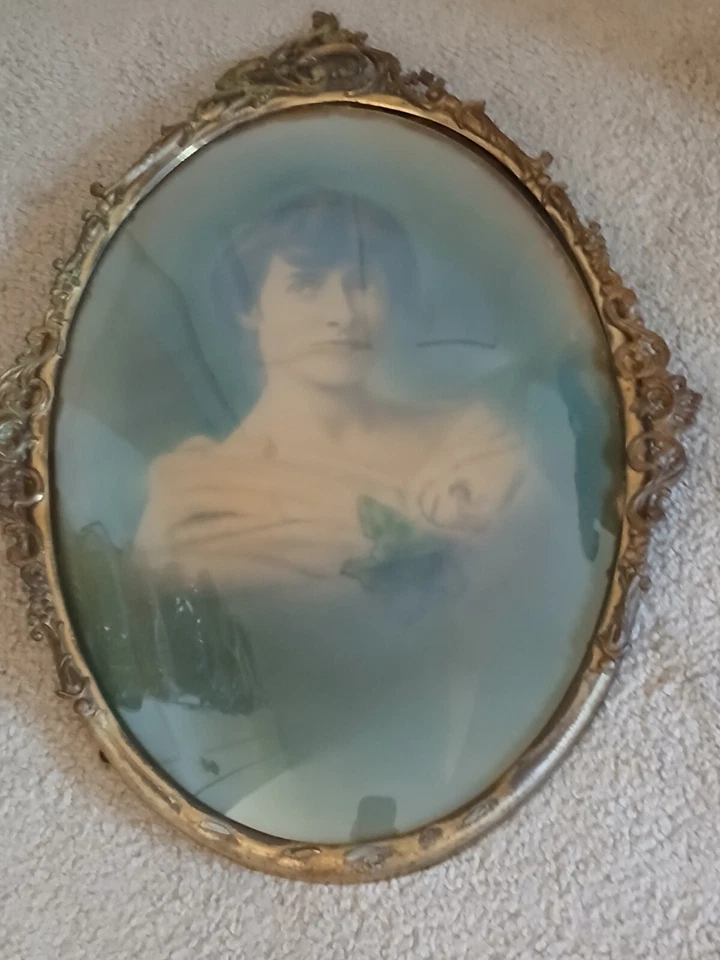  Marco de fotos antiguo de latón convexo/vidrio burbuja retrato de una mujer joven MIRAR Foto 2 de 4