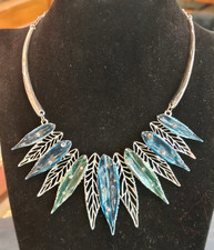 collana girocollo rigida con foglie smaltate firma Dolce Vita Paris