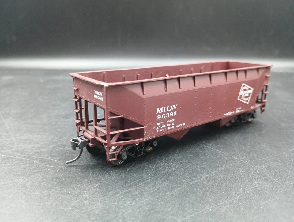 HO Atlas 1866 2 Bay Offset Side Hopper Milwaukee Road #96385 Kadees HO2648 TW - Image 4 of 4