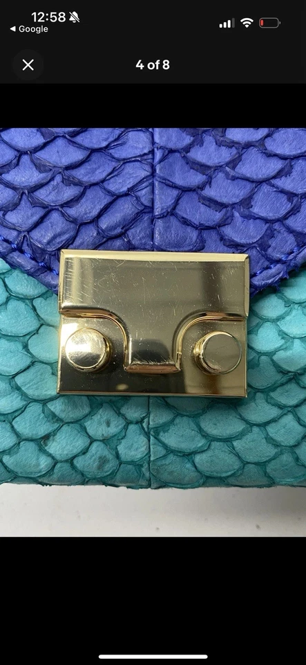 Bolso clutch azul y verde con herrajes dorados y correa de cadena #LOEFFLERRANDALL Foto 3 de 4