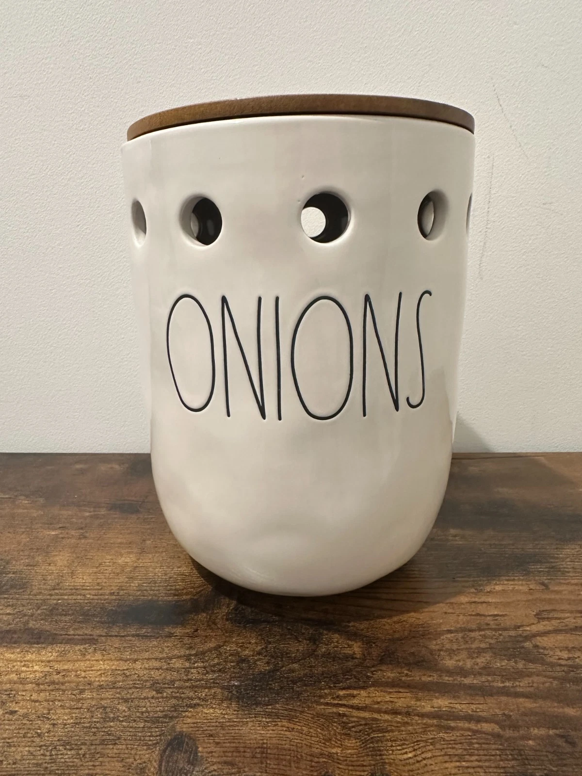 Rae Dunn Artisan Collection ONIONS Ceramic Canister Wooden Lid Tan Bottom