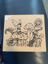 Hampton Art Inc. 2015 Cam & Chloe Fee sitzend auf Pilzen & Blume PS0883