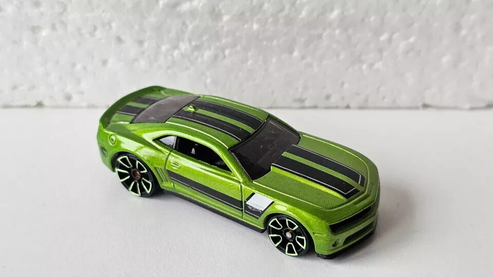 〈レア美品〉ミッドウィンターローゼルティーセット HOT WHEELS X1622 2013 CHEVY CAMARO SPECIAL EDITION TH TREASURE