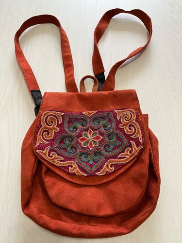 DAMEN HANDGEFERTIGTER NUBUK RUCKSACK ETHNO STALE MIT VERSTELLBAREM RIEMEN TASCHE RUCKSACK - Bild 1 von 8