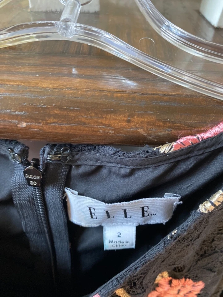 VESTIDO MUJER TALLA 2 MARCA ELLE BORDADO CON FLORES, FORRADO SIN MANGAS Foto 2 de 4