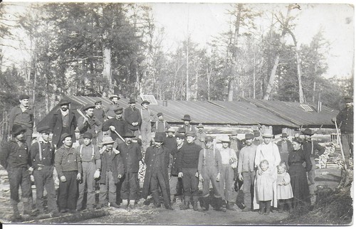 1907 gebrauchte RPPC von Holzmühlenarbeitern posiert - gestempelt Phlox Wisconsin