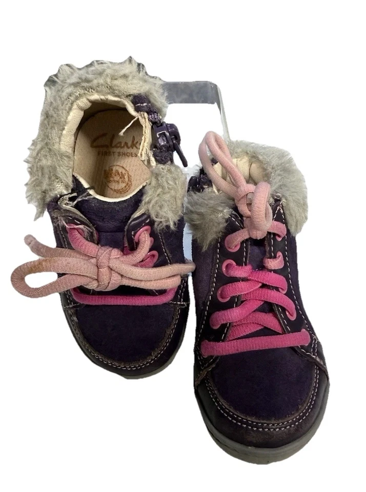 Clarks Bebés Niñas 4.5 W Botas de Gamuza Púrpura Forradas de Piel Sintética Flor Cremallera Usadas Foto 3 de 4