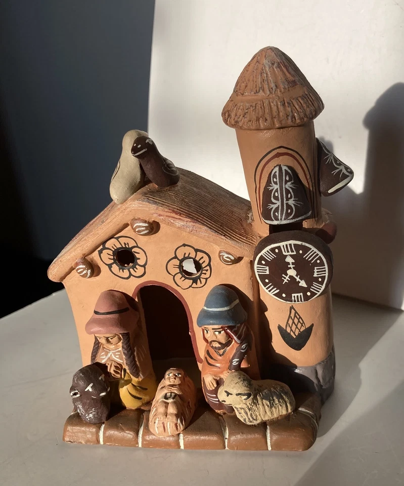 Presepe peruviano in terracotta dipinta. Misura 10 cm. X 6 cm. X 14 cm. - Immagine 2 di 4