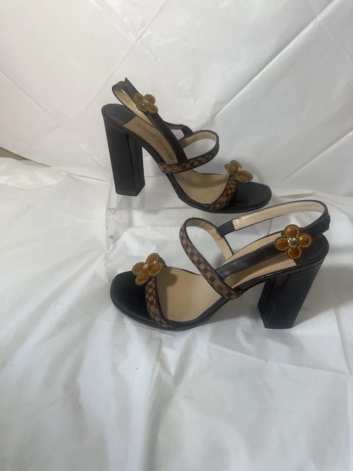 Sandália Louis Vuitton marrom Damier cabelo de bezerro e couro floral enfeitada - Imagem 3 de 4