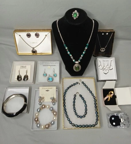 Vintage Estate Costume Jewelry Lot ! Brooches, necklaces, earrings!