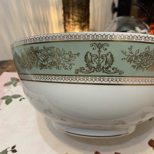 Wedgwood Columbia Sage Green Salad Bowl L 25cm Used - Picture 8 of 10