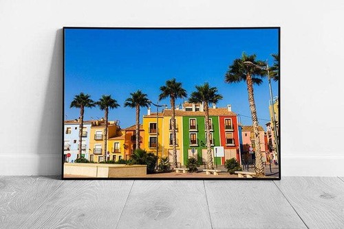 Schönes lebendiges Promenadenhaus der antiken Stadt Villajoyosa Spanien
