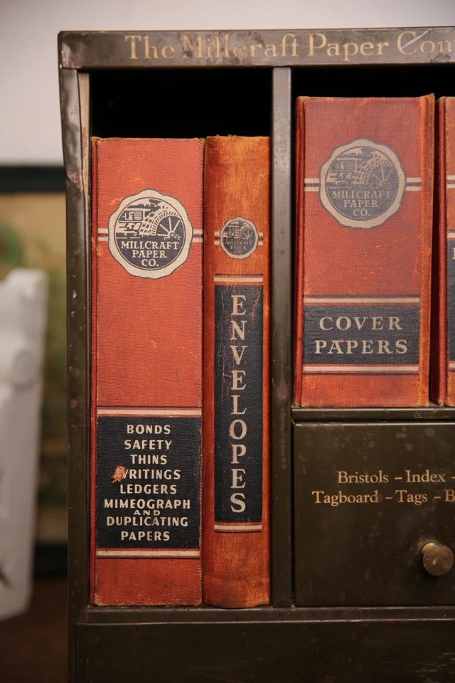 Archivador industrial de metal vintage libro mayor porta libros vendedor muestra antiguo Foto 2 de 4