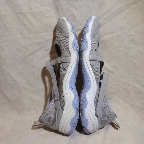 🩰 J Sport Correa en V Comfort Mary Janes talla 8 M Gris Tela Transpirable; Detalles - Imagen 10 de 16