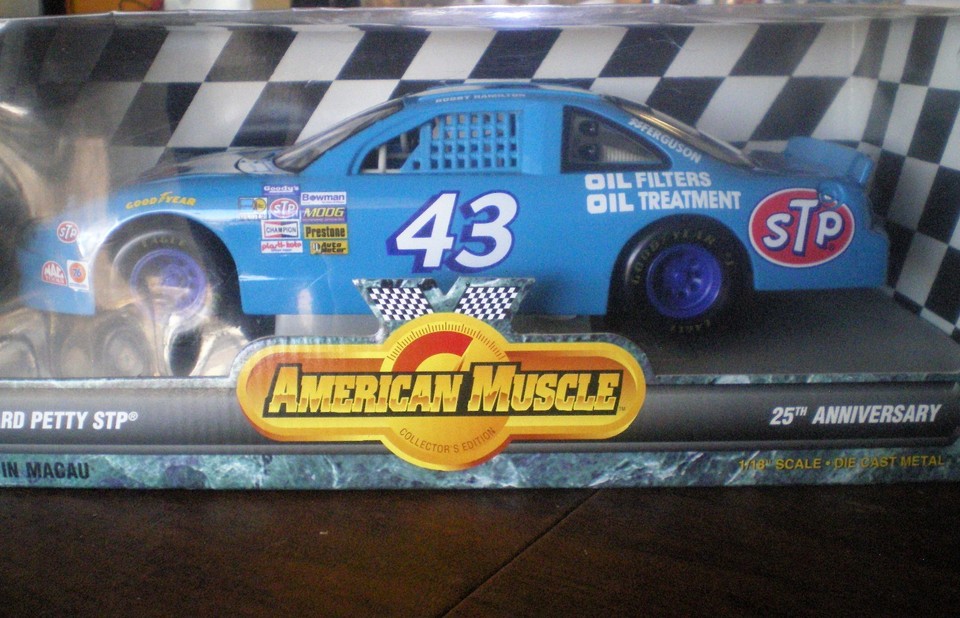 Miniature NASCAR 1/18 - Pontiac #43 Richard Petty STP - ERTL 7802 (caisse Neuve, Boîte Usée)
