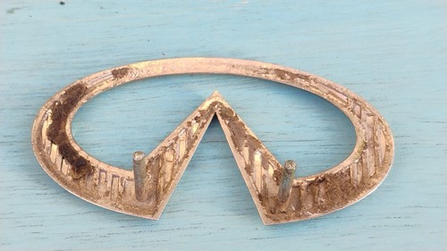 91 92 93 94 95 INFINITI G20 FRONT GRILLE EMBLEM NAMEPLATE P/N 62890 62J00 OEM - Picture 7 of 7