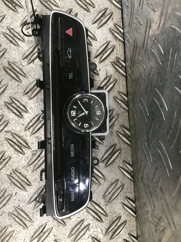 Uhr A2128270070 MERCEDES-BENZ E-Klasse (W212) E 200 CDI  100 kW  136 PS (01.200 - Bild 1 von 3