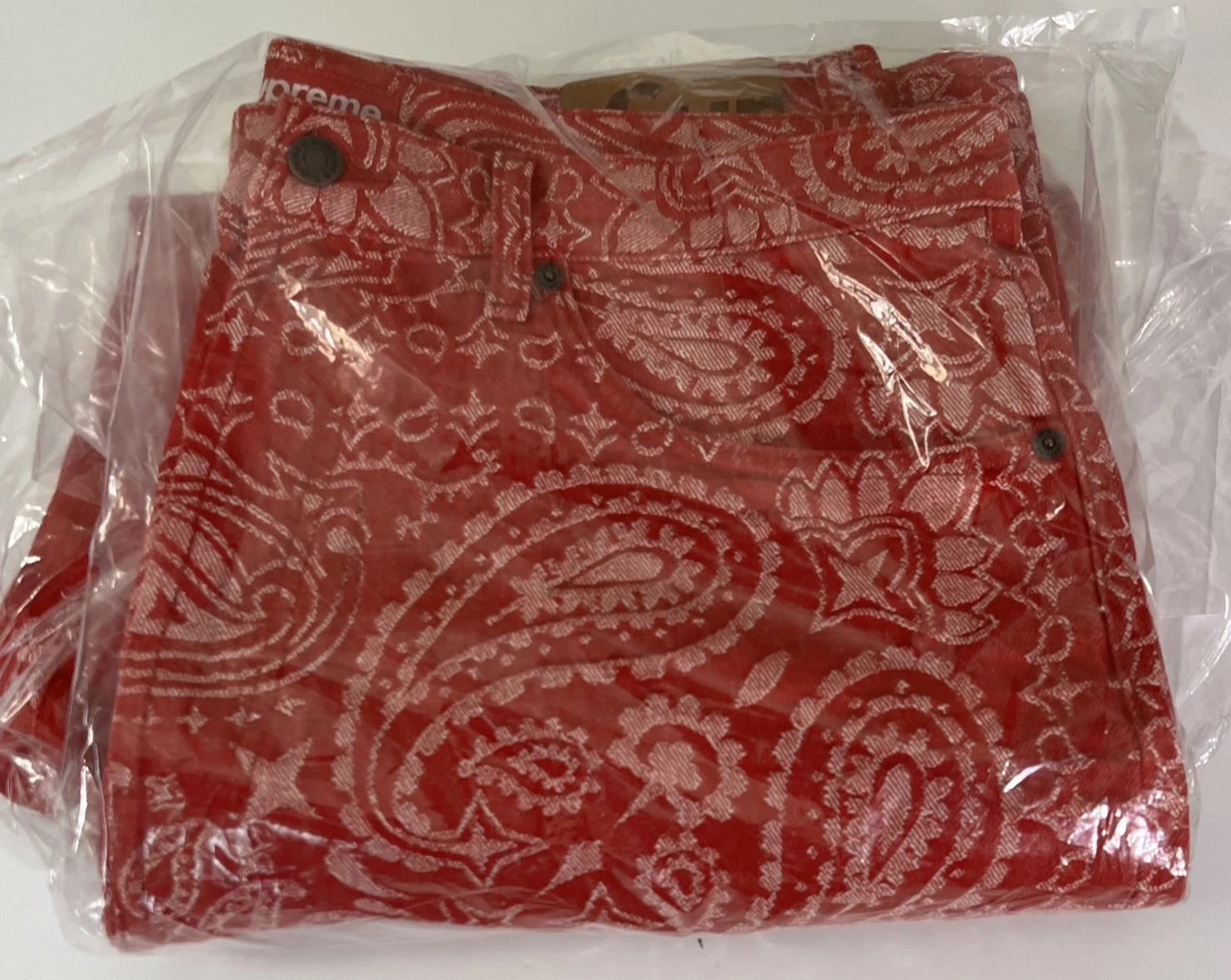 SUPREME BANDANA JACQUARD BAGGY JEAN ROUGE TAILLE 34 (SS25 SEMAINE 7) (100% AUTHENTIQUE)