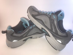 blue and gray tennis shoes