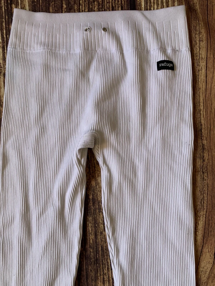 Leggings blancos acanalados elásticos de tiro medio para mujer Refuge talla: L Foto 2 de 4