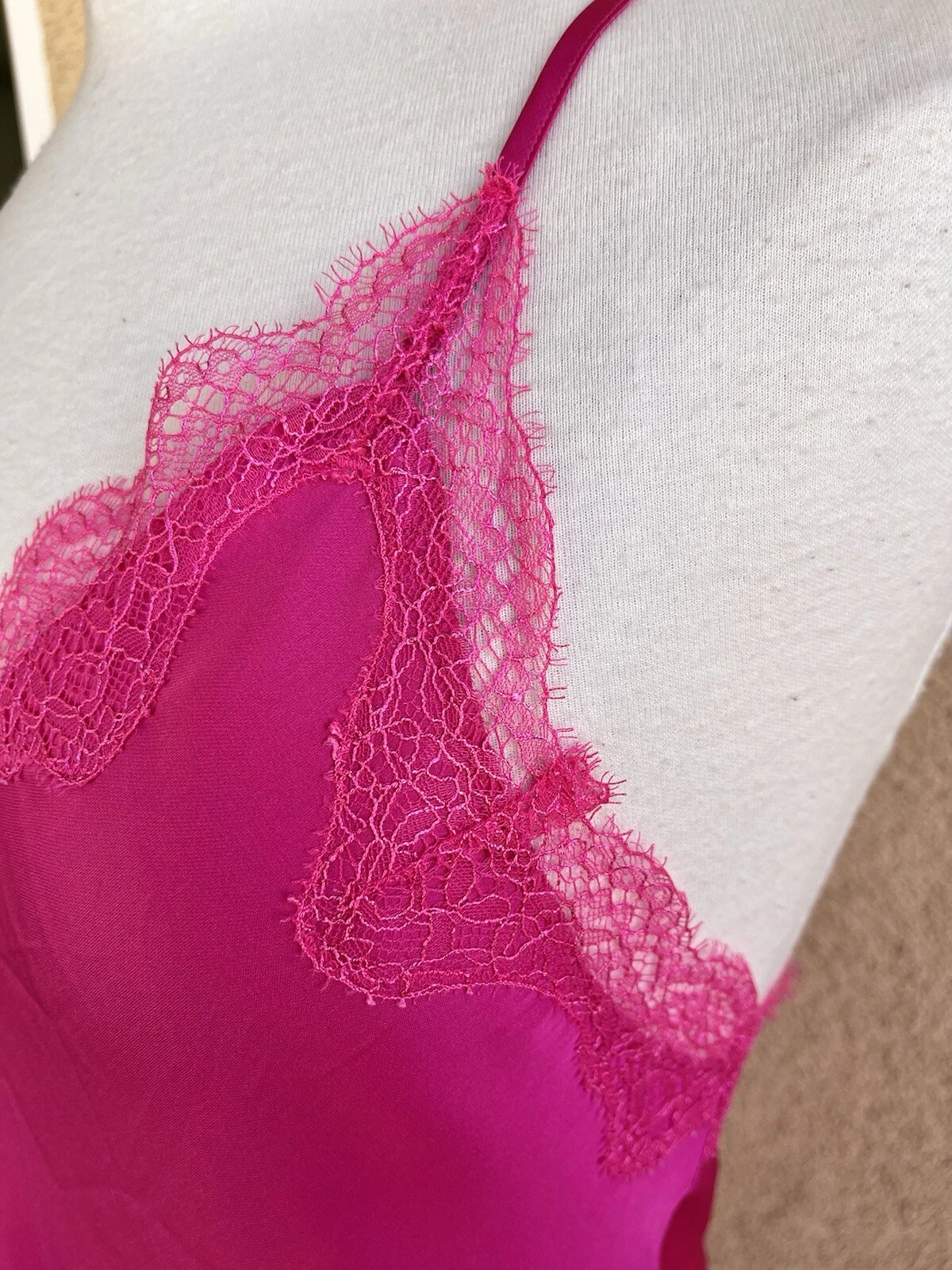 UNDERCOVER Abito Victoria Secret taglia media rosa caldo slip fiocco pizzo scollo dietro civetta