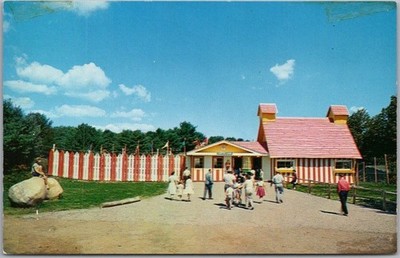 Vintage 1965 PUTNEY, Vermont Postcard SANTA'S LAND U.S.A. ''Peppermint Building''