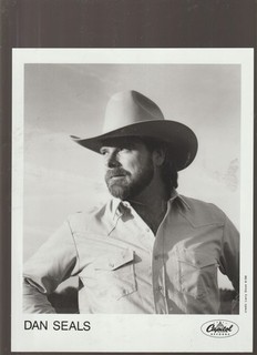8X10 B&W PHOTO OF CLOSE UP DAN SEALS