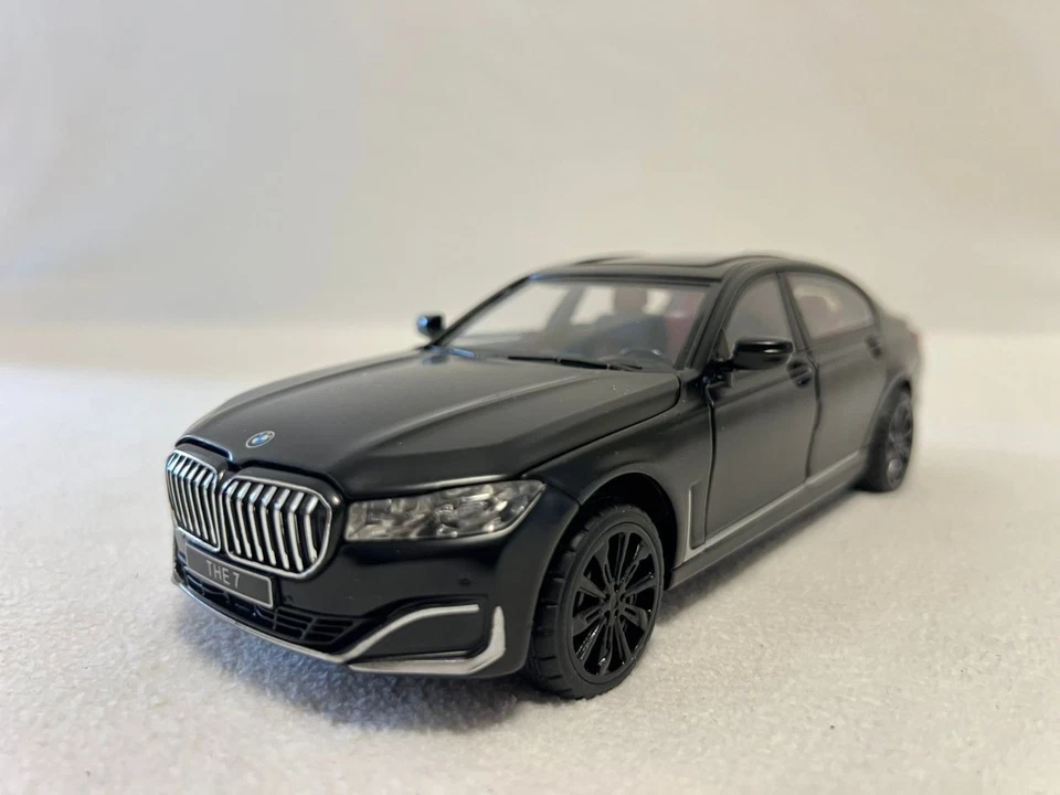 1:24 BMW 7 Series 760 LI 2025 Diecast Car Model Sound Light Kids Birthday Gift - Image 4 of 4