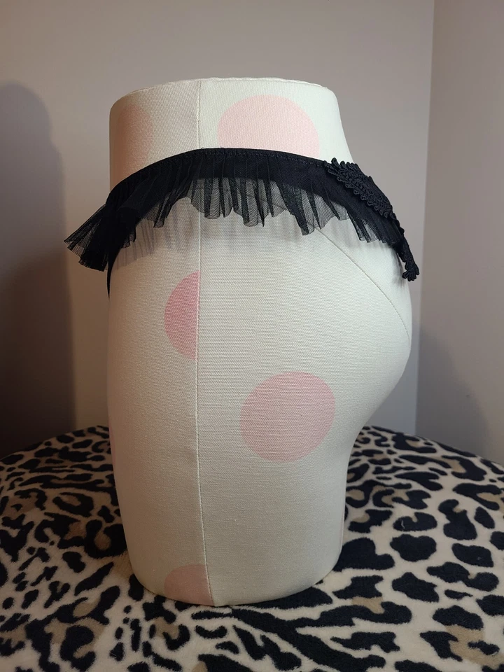 Rara ♡ Calcinha Tanga Bordada Burlesca Victoria's Secret Y2K Tamanho Pequeno 🖤 - Imagem 3 de 4