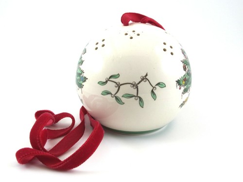 Spode Christmas Tree Hanging POTPOURRI BALL Iconic Pattern Ornament Holiday - Picture 4 of 8