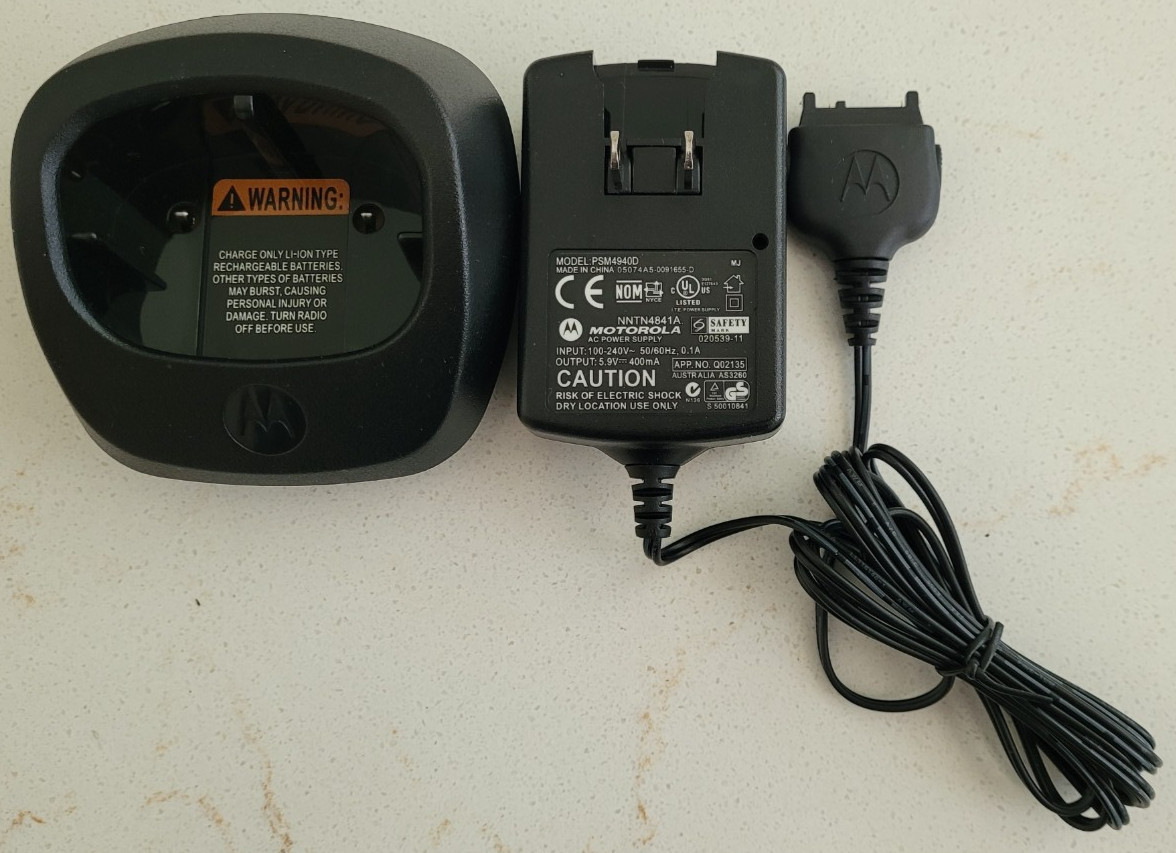 New Motorola OEM DTR Radio Drop-In Charger Base RPN4035 (53962) and Wall Charger