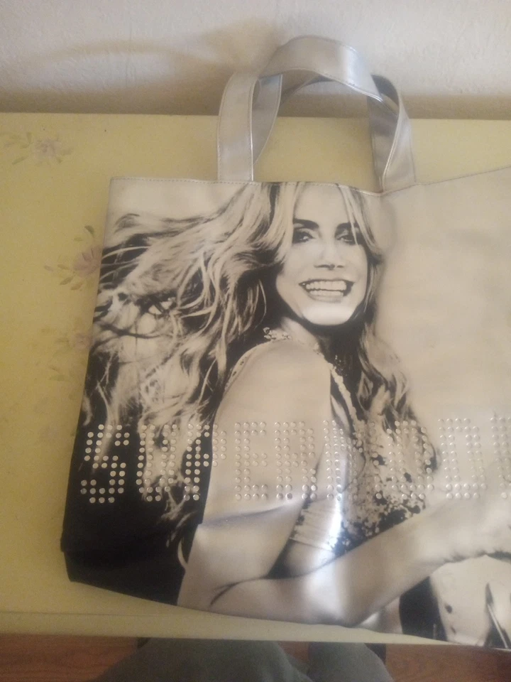 Bolso de Mano Grande Victorias Secret Vinilo Plateado Super Modelo Heidi Klum  Foto 2 de 4