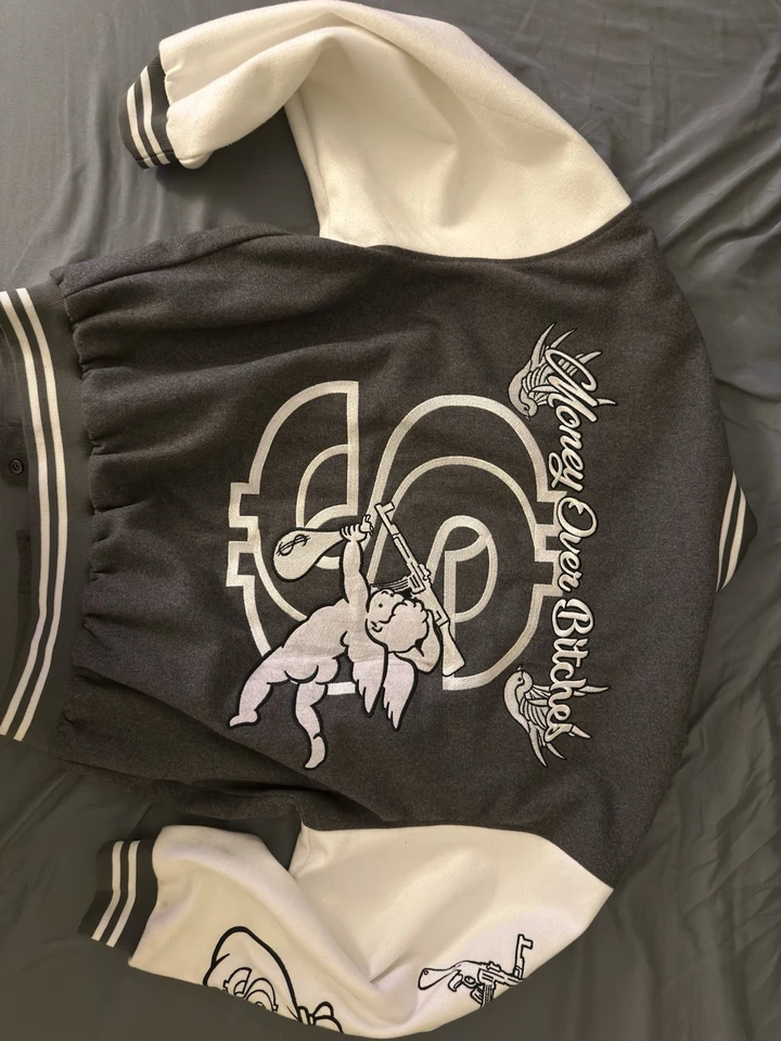 Chaqueta Universitaria "MONEY OVER BITCHES" Gris Lana Cuerpo Blanco Imitación Cuero Mangas Foto 2 de 2