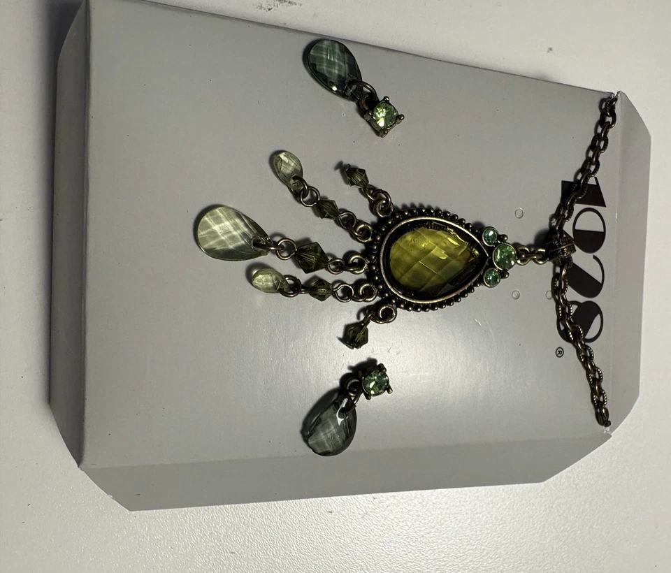 1928 Victorian Inspired Necklace And Earrings set In Green And Brown - Image 2 of 4