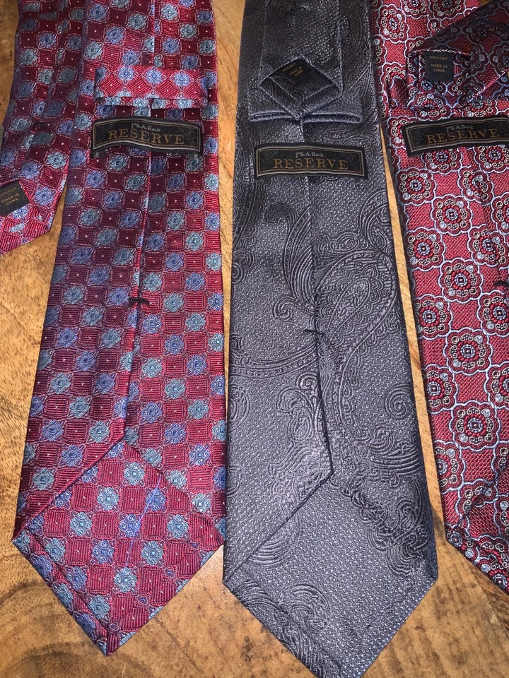 Lot (3) Jos  Banks Reserve Men’s patterned Silk  tie gray, Burgandy 3 1/4” x 59” - Imagem 3 de 4