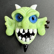 Colgante de vidrio artístico soplado a mano verde monstruo demonio hueco embriagador hecho a mano colgante regalo