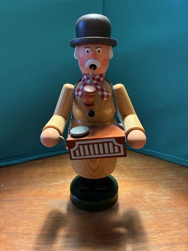 Vintage  Erzgebirge’ German Smoker..Street Vendor..collectible!