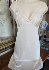 VTG MOVIE STAR Ivory Antron III Nylon & Lace Full-slip Dress Lingerie SZ 36 USA