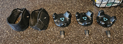 HTC Vive 3 Motion Trackers Lot w/ 2 Straps USB Dongles